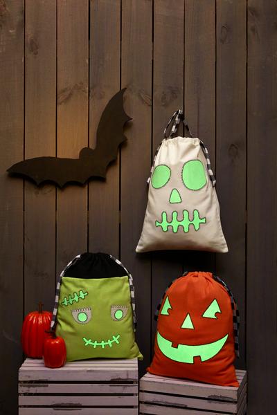 HALLOWEEN GLOW TREAT BAGS