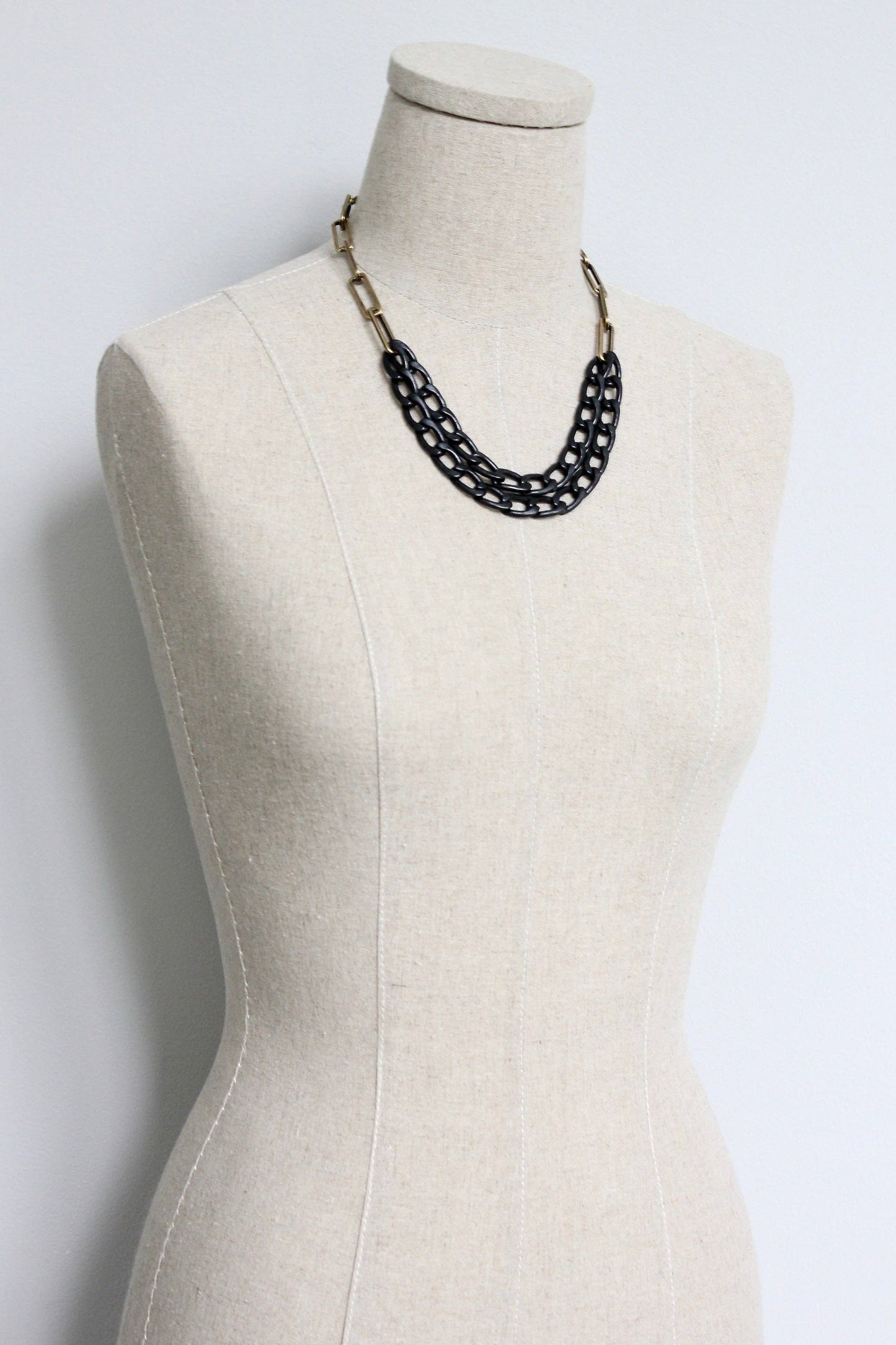 HYL419 Black and brass chain necklace