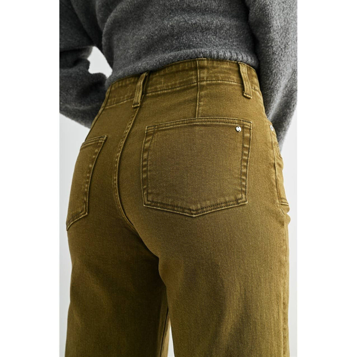 HIGH-RISE WIDE CROP PATCH POCKET