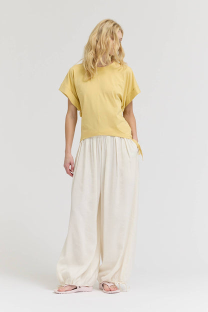 SIDE SCRUNCH TEE