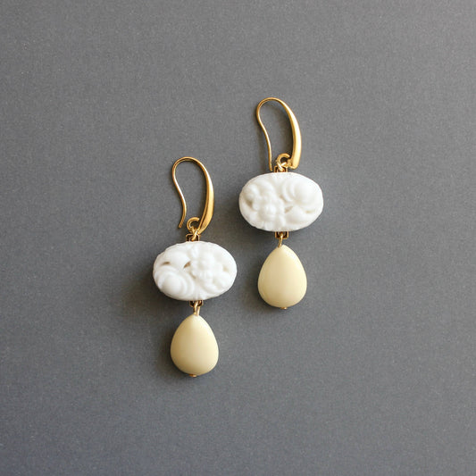 ISLE10 Vintage milk glass earrings